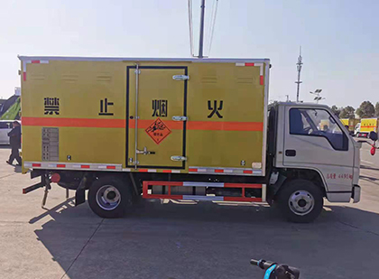 贵南爆破器材运输车技术升级与安全合规新趋势